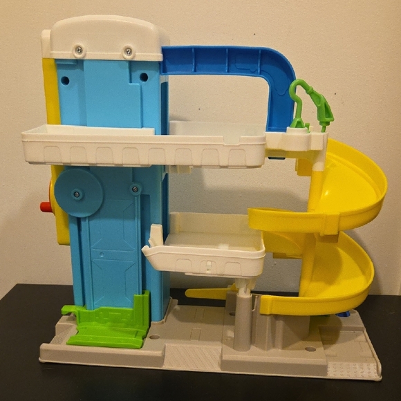 Little People Helpful Neighbors Car Garage Ramp with 7 Wheelie Cars - Picture 8 of 9